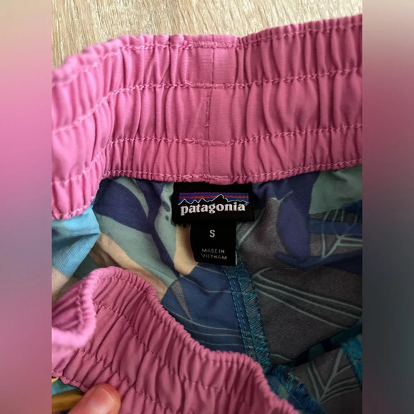 Patagonia Girls' Costa Rica Baggies Shorts Floral - Size Small - Picture 5 of 8